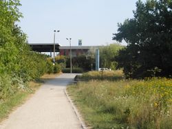 Der Wuhletalweg nutzt den Durchgang am Bahnhof Wuhletal – Ingolf, CC BY-SA 2.0