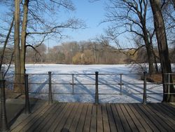 Übergang in den Karpfenteich am Treptower Park – Lienhard Schulz , CC BY-SA 3.0